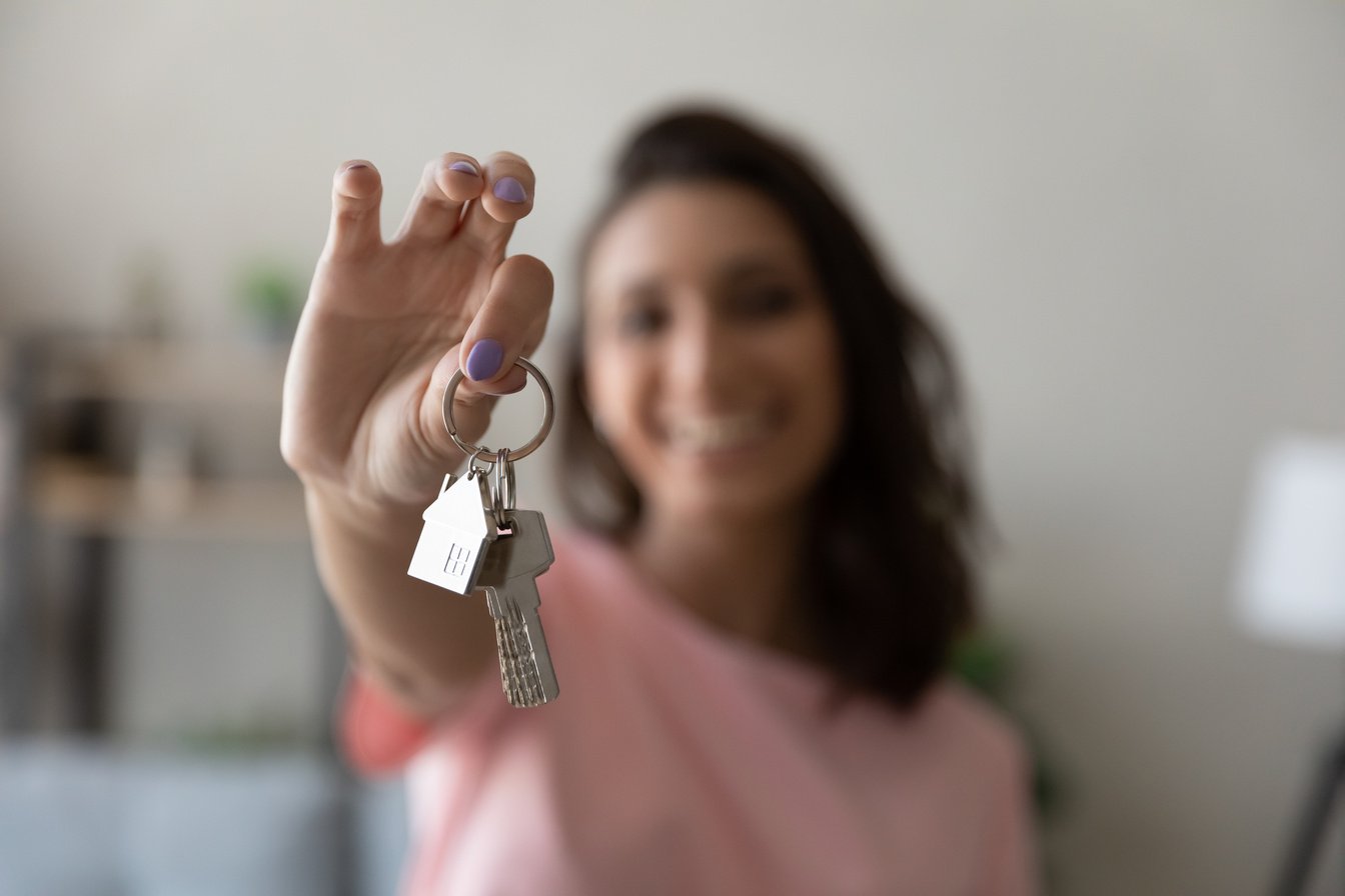 Female tenant show keys moving to new home